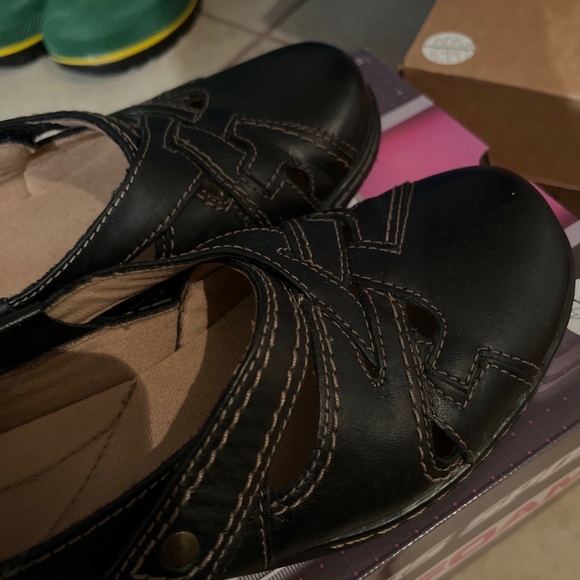 Black Clarks Flats Size 9 and another pair a nine and a half - Picture 11 of 15